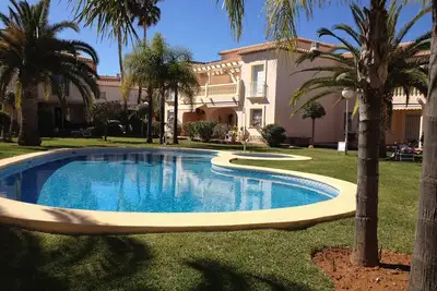 Une maison de ville dans un petit développement privé avec piscine et jardins partagés.