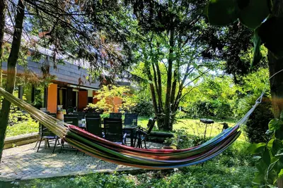 Image de Près de l'âge moyen. Centre ville: parc, sauna, billard, piano, borne de recharge!