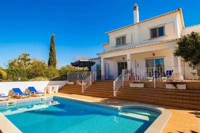 Image de Villa de 3 chambres avec piscine chauffée, idéale pour les familles, à 5 minutes en voiture de la plage