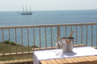 Image de Vue imprenable sur l'océan, appartement de luxe en bord de mer, Freshwater Bay - Aonb