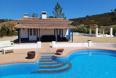 Image de Cottage de campagne isolé avec 2 chambres et piscine privée dans la campagne