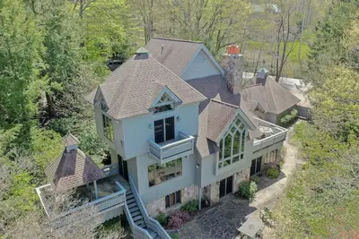 Image de Superbe domaine avec 422 'de front de mer sur 1. . 26 acres!