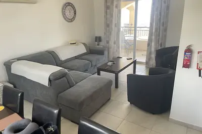 Image de Appartement avec 2 chambres et 2 salles de bains avec terrasse sur le toit. Vues sur Paphos Ă la mer