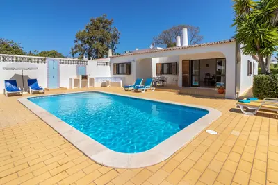 Image de Villa 3 chambres avec piscine privée, à 12 minutes à pied de la plage et du centre-ville