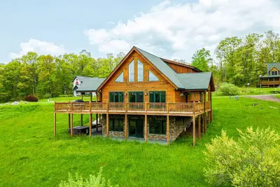 Image de Superbe maison en bois rond sur Fantasy Valley Golf Course