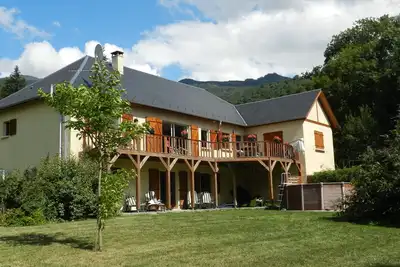 Image de superbe maison de 6 chambres. Lourdes à 15 min. Ski fantastique à 25 minutes