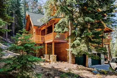Image de Un vrai Tahoe Log Home-Entouré par la forêt