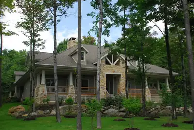 Image de Magnifique Mountain Vista avec un espace extérieur accueillant dans une communauté prestigieuse!