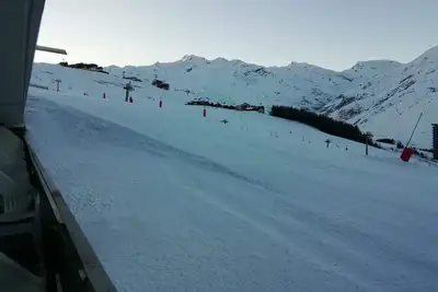 Image de Skis aux pieds en sortant de l'immeuble