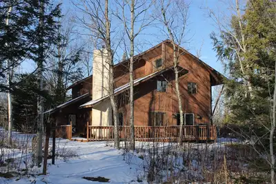 Image de Une grande maison de vacances à Trailside avec un concept ouvert spacieux et un bain à remous pour 4 personnes