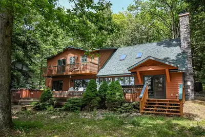Image de Chaleureux et accueillant chalet de 3 chambres situé sur une paisible crique de lac!