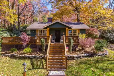 Image de Ours Bungalow - 1 mi. de la rue principale Blowing Rock! Jacuzzi - Animaux acceptés - Jardin clôturé