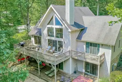 Image de Maison 4 chambres au bord du lac avec bain à remous dans un quartier calme!