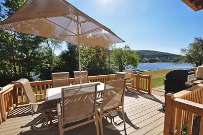 Image de Maison de ville au bord du lac avec vue sur le lac et piscine communautaire intérieure chauffée!