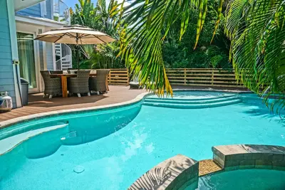 Image de 5 chambres à coucher de la plage, équipement de plage, vélos, table de ping-pong, piscine chauffée / spa WiFi gratuit