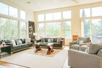 Image de Maison contemporaine de 4 chambres à coucher - À 5 minutes à pied de la base et du bain à remous