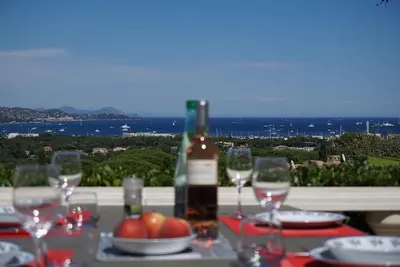 Image de Vue De RÈVE! terrasse piscines clim 2 Wc tennis parking Wifi ultra rapide. 3***!
