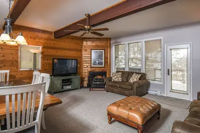 Image de Maison de ville Ski In \/ Ski Out avec accès au lac et bain à remous au cœur de Dcl!