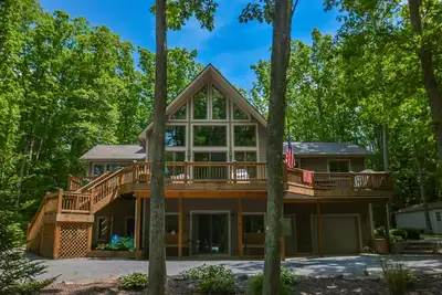 Image de Le lac accède à la maison avec une grande surface extérieure et un décor de bon goût!