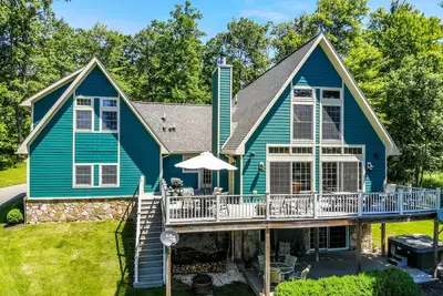 Image de Maison idéalement située avec 3 suites parentales!