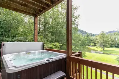 Image de A Happy Roost - Chalet rustique près de Boone avec bain à remous, foyer au gaz