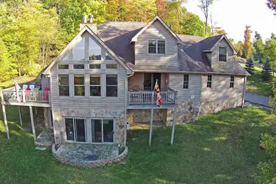 Image de Incroyable chalet de montagne de 4 chambres avec bain Ă remous et vue sur le lac!
