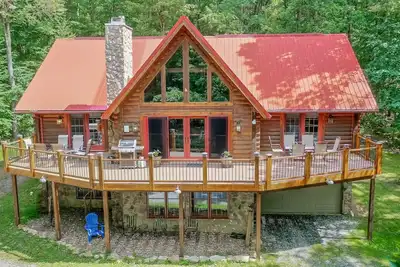 Image de Idéalement situé maison en bois rond avec foyer et vaste terrasse!