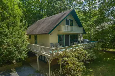 Image de Espace extérieur semblable à un parc, vue sur le lac, proche des activités