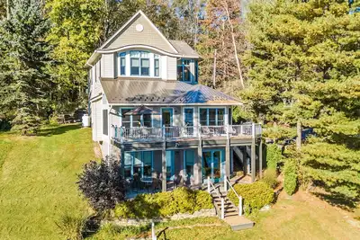 Image de Maison au bord du lac extraordinaire et luxueuse de 4 chambres avec une vue époustouflante!