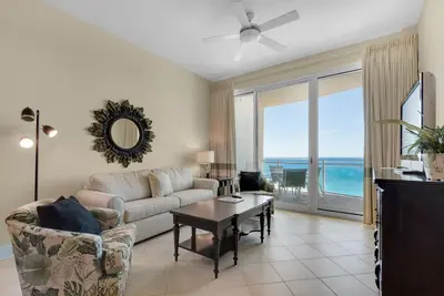 Image de 2b / 2 salle de bain avec chambre à coucher principale Chambre principale et salon face au golfe!