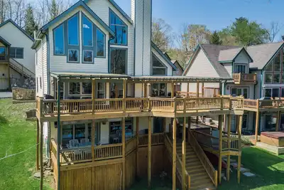 Image de Maison au bord du lac à proximité des activités de la région!