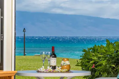 Image de Direct Oceanfront dès la porte arrière!