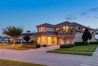 Image de Million $$ maison exécutive avec l'une des meilleures vues de golf à la Réunion