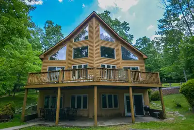 Image de Chalet avec grande cour et gazebo avec bain à remous extérieur