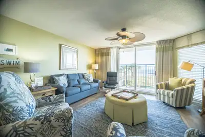 Image de Condo spacieux au premier étage en bord de mer, de superbes commodités, à proximité des attractions