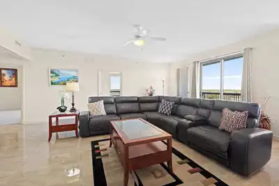 Image de Étapes à la plage! Spacieux w / Grand balcon enveloppant. Parfait pour les familles et les groupes!