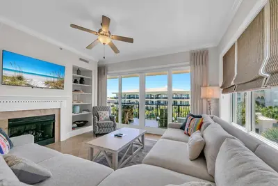 Image de Adagio G-405 au bord de la piscine, condo d'angle à moins de 1 minute à pied de la plage!