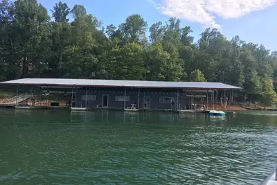 Image de Réveillez-vous avec le lac comme cour avant! 3bd / 1bth avec accès à la terre et glissement de bateau