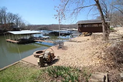 Image de Maison au bord du lac 2018 récemment rénovée, véranda séparée, quai, foyer