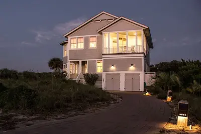 Image de Chippin '& Sippin' est un 5br \/ 3. 5ba bijou avec vues sur la plage et le parcours de golf.