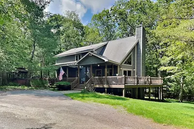 Image de Chalet impeccable de 5 chambres avec cale de quai et piscine intérieure communautaire