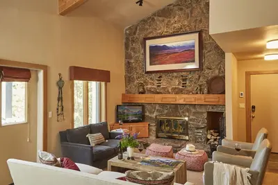 Image de Un condominium au troisième étage situ���� ������� Teton Village, parfait pour les familles ou les vacanciers c������libataires