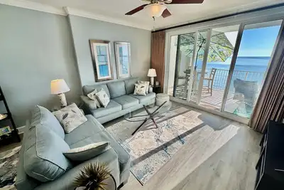 Image de Magnifique condo Ocean Reef très coté, chaises de plage gratuites, grand balcon! !