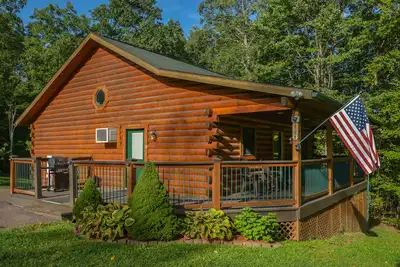 Image de Cabane en rondins idéalement située avec bain à remous extérieur!