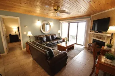Image de Carrelage en céramique, Waterfront Condo, grande terrasse couverte, des tarifs avantageux!