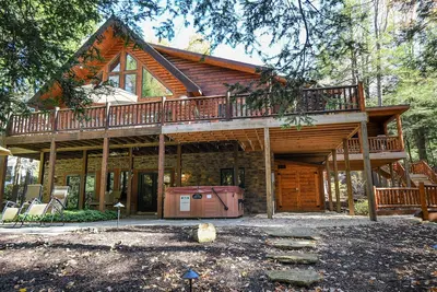 Image de Maison isolée en bois rond au bord du lac avec bain à remous et quai privé!