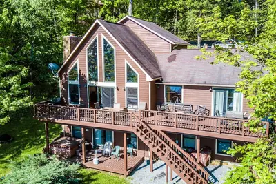 Image de Impressionnant Mountain Home dans une communauté prestigieuse offre une vue magnifique sur le lac