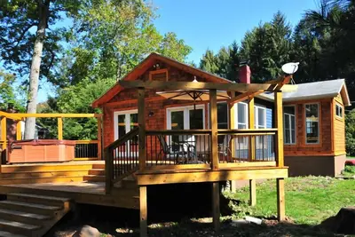 Image de Captivant chalet de 2 chambres avec bain à remous offre un accès incroyable à la rivière!