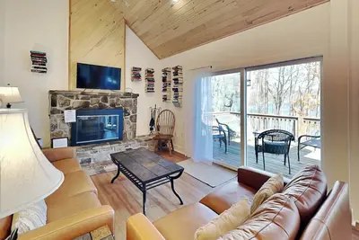 Image de Charmant et charismatique chalet de 3 chambres au bord du lac!