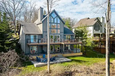 Image de Idéalement situé avec 2 suites de maître et un foyer!